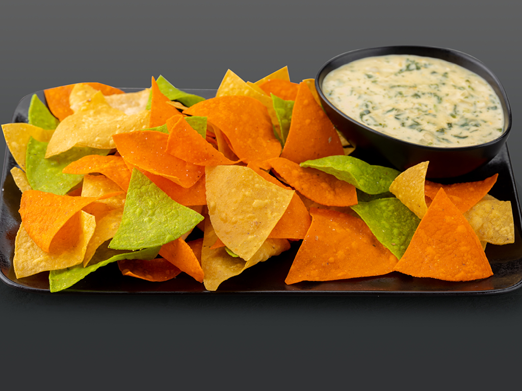 CREAMY SPINACH DIP & CHIPS
